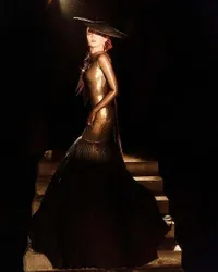 Potret Cantik Dilraba Dilmurat di W China Annual Gala 2025, Dramatis Pakai Gaun Emas