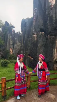 Potret Cantik Ibu Natasha Wilona Pakai Baju Adat saat Liburan ke Yunnan