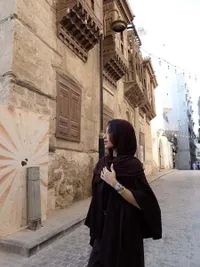 Potret Cantik Jennifer Coppen Jalan-Jalan di Jeddah, Spek Yalil Yalili