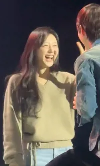 Potret Cantik Kim Ji Won Jadi Tamu Kejutan di Fanmeeting Song Joong Ki