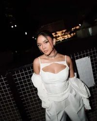 Potret Cantik Marion Jola Pakai Baju Putih, Kontras dengan Kulitnya yang Eksotis 