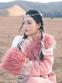 Potret Cantik Natasha Wilona Pakai Baju Tradisional Tibet, Merona Merah Muda di Tiongkok