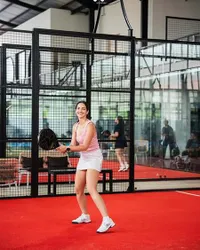 7 Potret Cantik Nia Ramadhani saat Main Padel, Auranya Gak Luntur Kena Keringat