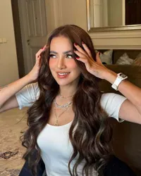 7 Potret Cantik Olla Ramlan dengan Full Senyum, Tulis Caption Tentang Luka yang Tak Terungkap