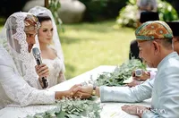 Potret Cantik Pernikahan Adat Sunda Raisa & Hamish Daud, Elegan