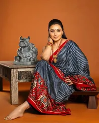 Potret Cantik Rani Mukherjee Rayakan Durga Puja, Makeup Flawless - Sari Simple Namun Elegan
