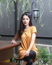 Potret Cantik Rhesma Anissa, Selebgram yang Mirip Nia Ramadhani