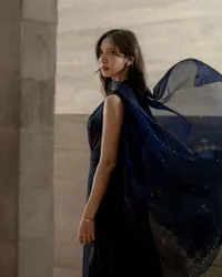 Potret Cantik Sheila Dara Aisha dengan Selendang Biru, Semakin Bikin Ter-Sore-Sore