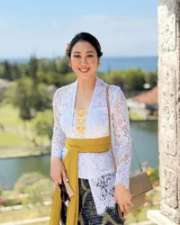 Potret Cantik Sherina Pakai Kebaya di Upacara Atma Wedana Utama, Senyumnya Penuh Pesona