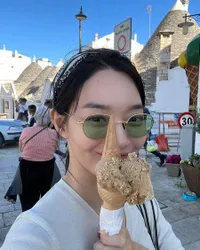 Potret Cantik Shin Min Ah Saat Liburan di Italia, Jalan-Jalan Santai Nikmati Momen Healing Pamer Senyuman Bahagia
