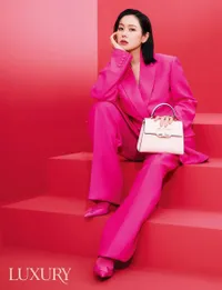 Potret Cantik Son Ye Jin Tampil Serba Pink Dalam Photoshoot Terbaru, Samarkan Baby Bump dengan Baju Longgar - Makin Stunning Berambut Pendek