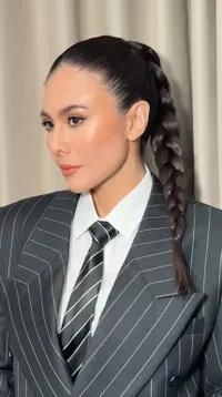 7 Potret Cantik Wulan Guritno dengan Jas Hitam, Vibenya Lady Boss Banget