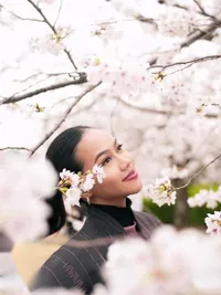 Potret Cantik Yura Yunita di Bawah Sakura Bermekaran, Cukup Dinikmati Tak Perlu Dimiliki