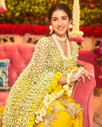 Potret Cantiknya Radhika Merchant Calon Menantu Baru Crazy Rich India di Upacara Haldi, Pakai Dupatta Bunga Asli