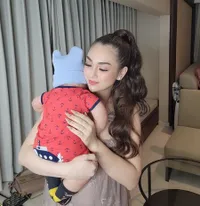 Potret Celine Evangelista Umumkan 'Anak' Kelima Usai Cerai, Netizen Duga Mirip Boneka Punya Ivan Gunawan