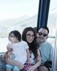 Potret Ceria Keluarga Ruben Onsu Pergi ke Disneyland Hong Kong