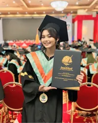 Potret Cesen Wisuda Sarjana, Sukses Selesaikan Kuliah Sembari Momong 2 Anak Balita - Siap Lanjut S2