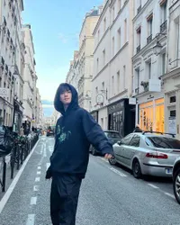 Potret Cha Eun Woo Seakan Jadi Pacarmu Saat di Jalanan Paris, Berasa Difotoin Sama Kamu