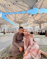 Potret Chand Kelvin Umumkan Sang Istri Sedang Hamil, Tahu Positif Kala Umrah di Tanah Suci