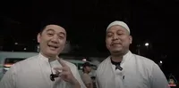 Potret Chef Arnold Saat Kenakan Gamis dan Peci Serta Berburu Makanan Sahur, Netizen: Kapan Login?