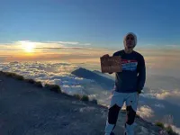 Potret Chef Juna Mendaki Gunung Agung Bareng Pacar Sekaligus Rayakan Ultah ke-50