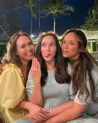 Potret Chelsea Islan Dilamar Rob Clinton Kardinal, Dipinang di Hadapan Keluarga di Bali - Romantis Abis!