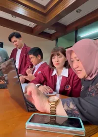 Potret Chika Jessica Ujian Magang Bareng Kiki Farrel dan Dwi Andhika, Semangat Selesaikan S-1