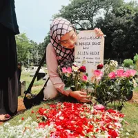Potret Chiki Fawzi Nyekar ke Makam Marissa Haque yang Seharusnya Rayakan Ultah Hari Ini, Penuh Haru