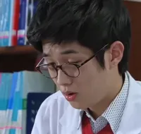 Potret Choi Woo Shik di 'PLAYFUL KISS', Bareng Baek Seung Jo 'Suami Pertama' Jung So Min