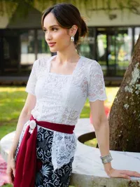 7 Potret Cinta Laura Berkebaya Bali, Lakukan Ritual Upacara Hindu?