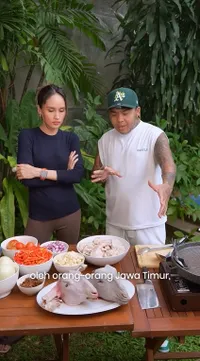 Potret Cinta Laura Masak Kepala Kambing Bareng King Abdi, Takarannya Ngasal Tapi Hasilnya Enak