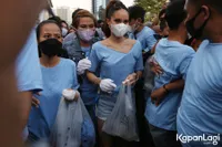 Potret Cinta Laura Pungut Sampah di Citayam Fashion Week, Nggak Menolak Diajak Foto dan Dibandingkan Sama Jeje