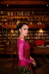 Potret Cinta Laura Tampil Cantik Pakai Kebaya Merah Hadiri Undangan ke Perpustakaan Habibie dan Ainun, Pancarkan Aura Smart Berkelas