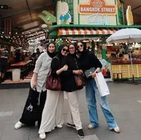 Potret Citra Kirana Liburan Bareng Kakak ke Thailand, Santai Ngemper di Pasar - Sekeluarga Visual Semua