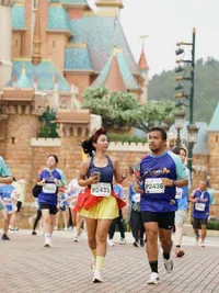 8 Potret Clairine Clay dan Joshua Suherman Ikutan Lari di Disneyland Hongkong, Pakai Outfit Tema Snow White