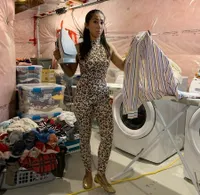 Potret Cut Memey Jadi Ibu Rumah Tangga Sejati di Kanada, Cuci Baju Setumpuk Hingga Isi Bensin
