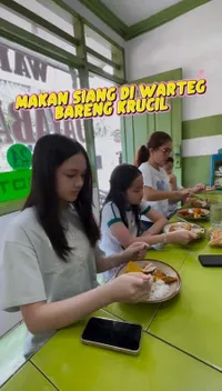 8 Potret dan Reaksi Pertama Kali Ketiga Anak Ussy Sulistiawaty Makan di Warteg