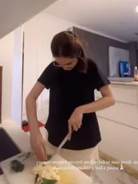 8 Potret Dapur Rumah Syifa Hadju yang Minimalis Bernuansa Putih