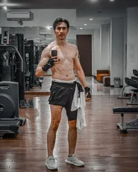 Potret Darius Sinathrya yang Kini Makin Kekar, Hot Daddy Pamer Otot Lengan dan Perut Sixpack