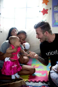 Potret David Beckham Menghibur Anak-Anak Korban Gempa di Nepal