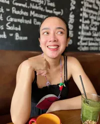 Potret Dea Ananda Hamil Setelah 12 Tahun Menikah Makin Cantik dan Glowing, Bumil Pakai Swimsuit - Pamer Baby Bump