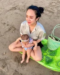 Potret Dea Ananda Liburan ke Bali, Bahagia Main di Pantai Bareng Baby Sanne