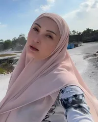 Potret Della Puspita yang Tak Mau Unggah Foto Pasangan di Media Sosial, Ternyata ini Alasannya