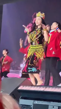7 Potret Denada Pakai Baju Adat Kalimantan di ZinCon 2025, Dipuji Cantik oleh Bule-Bule