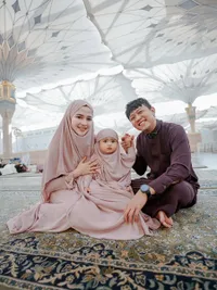 Potret Denny Caknan Umrah Bareng Bella Bonita & Cundamani