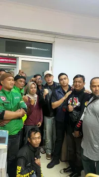 7 Potret Denny Sumargo Bertemu Keluarga Affan Kurniawan Driver Ojol yang Terlindas Mobil Rantis Brimob