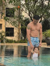 Potret Denny Sumargo Momong Sang Anak Sambil Berenang, Wajah Cantik Gabriella Jadi Sorotan