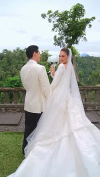 Potret Deretan Pasangan Selebritis Tangkap Buket Bunga di Pernikahan Luna Maya dan Maxime Bouttier, yang Terakhir Bikin Ngakak