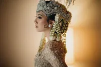 Potret Detail Busana Pengantin Sheila Dara Aisha Saat Akad, Anggun Pakai Siger Sunda - Kebaya Emas