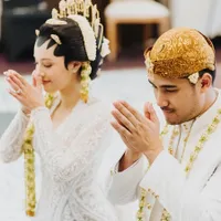 Potret Detail Temu Manten Pernikahan Anggika Bolsterli, Ayah Bule Bahagia Ikuti Prosesi Jawa